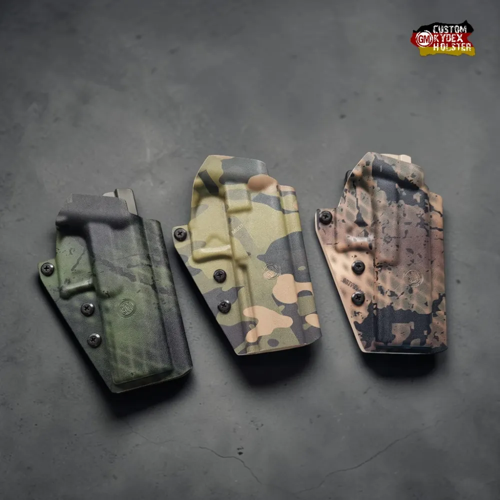 Drei Gear Maniacs GM ALPHA OWB Kydex Holster in den Designs Operator Boonies, Multicam Tropic und Operator Gunny – alle Modelle sind Optic Ready für Rotpunktvisiere.